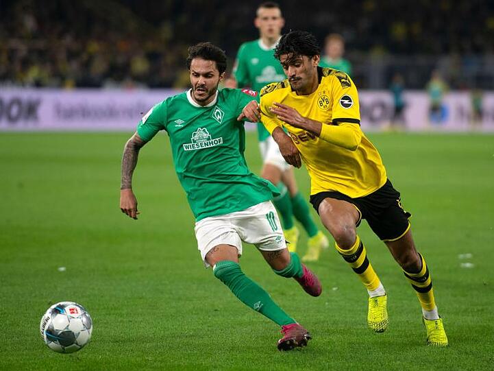 Dortmunds Mahmoud Dahoud (r) und Bremens Leonardo Bittencourt kämpfen um den Ball.