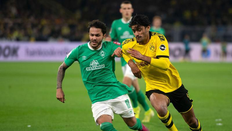 Dortmunds Mahmoud Dahoud (r) und Bremens Leonardo Bittencourt kämpfen um den Ball. Dortmunds Mahmoud Dahoud (r) und Bremens Leonardo Bittencourt kämpfen um den Ball.