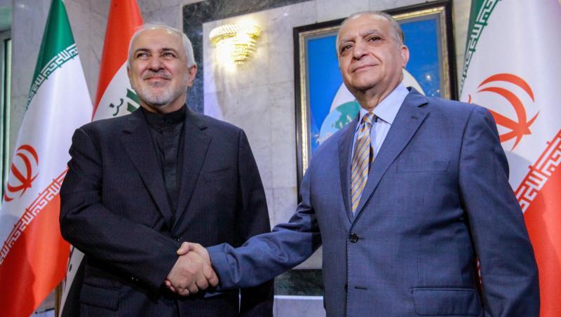 Iraks Außenminister Mohammed Ali Al-Hakim (r) begrüßt seinen iranischen Amtskollegen Mohammed Dschawad Sarif in Bagdad.