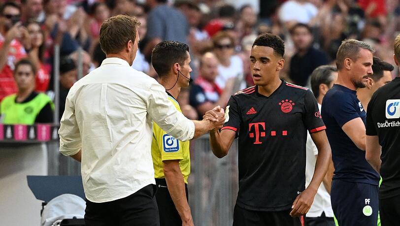 Jamal Musiala (r.) glänzt aktuell beim FC Bayern, gegen Bochum fällt er nun höchstwahrscheinlich aus.