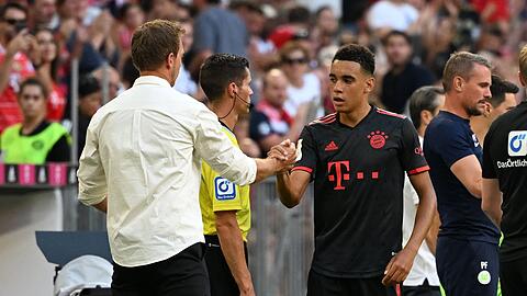 Jamal Musiala (r.) glänzt aktuell beim FC Bayern, gegen Bochum fällt er nun höchstwahrscheinlich aus.