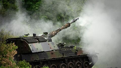Eine deutsche Panzerhaubitze 2000 der ukrainischen Armee feuert auf russische Stellungen an der Frontlinie in der Nähe von Bachmut.