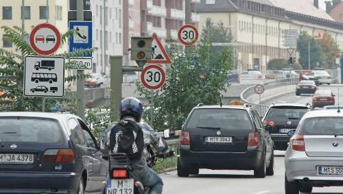 Inzwischen wissen Auto- und Motorradfahrer, dass im McGraw-Graben geblitzt wird und fahren entsprechend langsamer. Inzwischen wissen Auto- und Motorradfahrer, dass im McGraw-Graben geblitzt wird und fahren entsprechend langsamer.