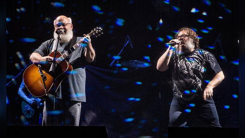 Tenacious D bei einem Konzert in Las Vegas.