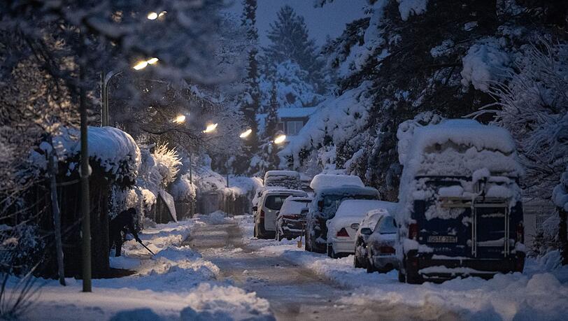 Schnee und Gl&auml;tte sorgen weiterhin f&uuml;r Probleme auf den Stra&szlig;en Bayerns.