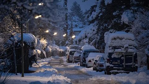 Schnee und Gl&auml;tte sorgen weiterhin f&uuml;r Probleme auf den Stra&szlig;en Bayerns.