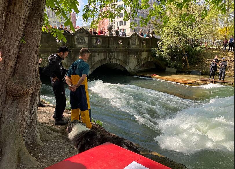 Wellentest am Freitagmittag (17.4.). Noch liegt hier die Gitterkonstruktion nicht im Wasser. Nur eine Miniwelle ist auf der Holzseite des Eisbachs zu sehen.