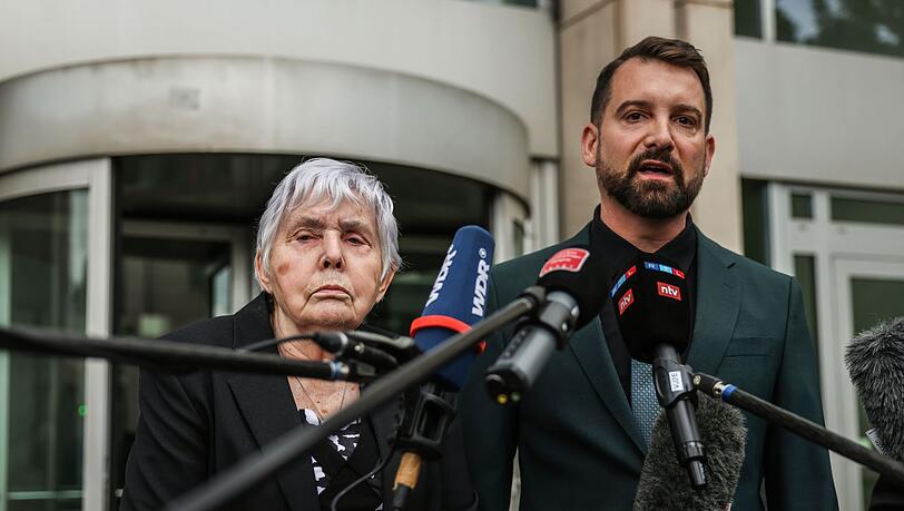 In ihrer Klage fordert die Kundin Rita M. - hier neben ihrem Anwalt Daniel Kuhlmann - von dem Geldinstitut Schadenersatz. In ihrer Klage fordert die Kundin Rita M. - hier neben ihrem Anwalt Daniel Kuhlmann - von dem Geldinstitut Schadenersatz.