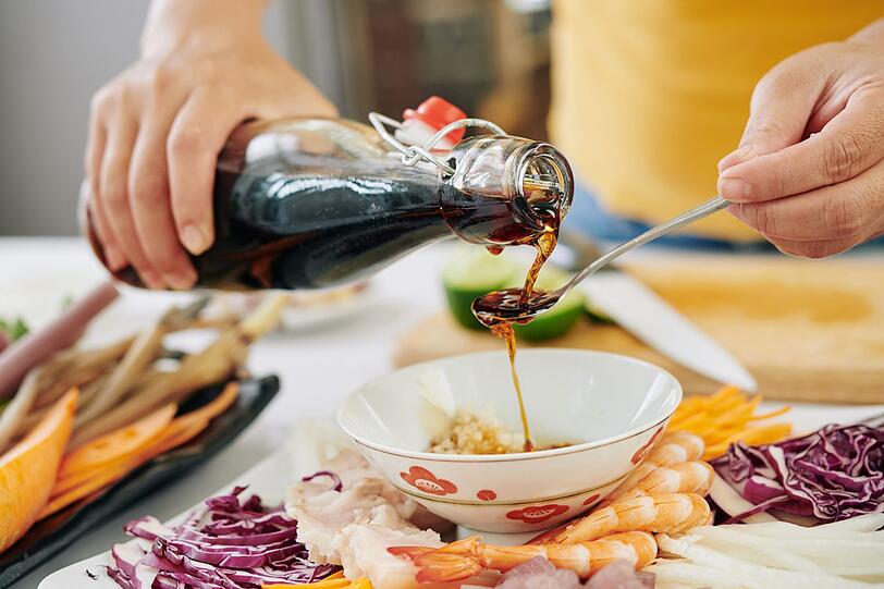 Stellen Sie anstatt eines Salzstreuers einfach mal Sojasauce beim Essen auf den Tisch. Denn die asiatische W&uuml;rzsauce aus Sojabohnen verleiht nicht nur Gerichten aus Fernost eine pikante Note, sondern passt auch sehr gut zu heimischen Speisen, Suppen und Salaten. Sojaso&szlig;e beinhaltet zwar Salz, es landet aber eine deutlich geringere Menge auf Ihrem Teller, als wenn Sie Salz pur verwenden.