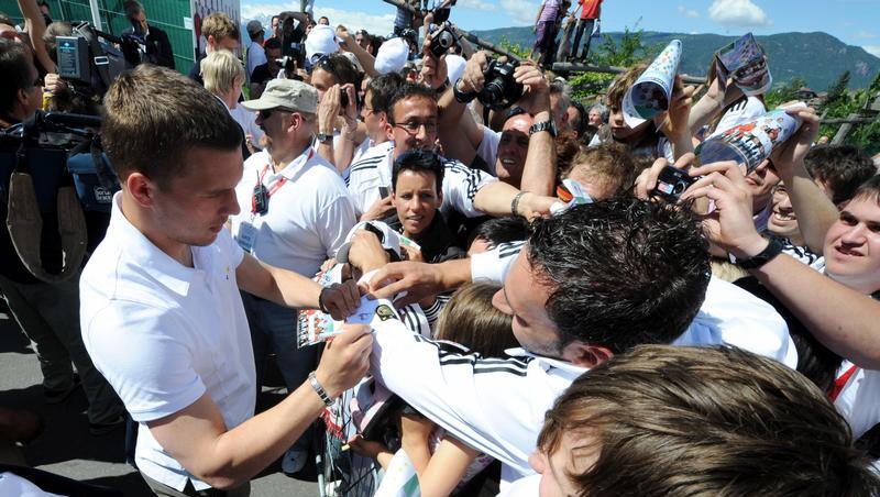 Bundestrainer Joachim Löw schreibt Autogramme im Trainingslager in Eppan. Bundestrainer Joachim Löw schreibt Autogramme im Trainingslager in Eppan.