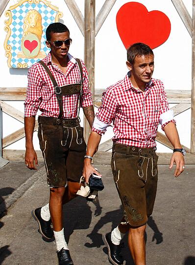 Im Partnerlook kommen Rafinha und Luiz Gustavo ganz lässig durch den Sonnenschein geschlendert.
