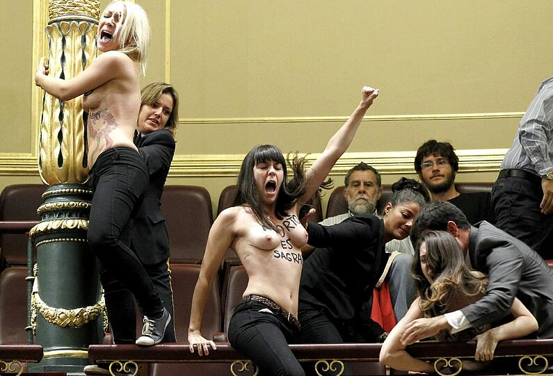 Aktivistinnen der Frauenbewegung FEMEN demonstrierten am Mittwoch im spanischen Parlament in Madrid.
