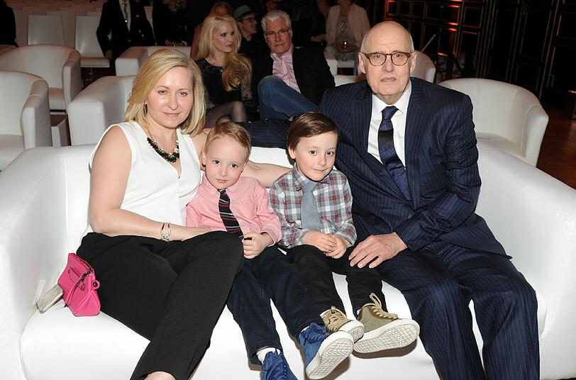 Jeffrey Tambor (r), seine Frau Kasha (l), deren Kinder Eli Nicholas (2.v.r.) und Hugo Bernard (2.v.l.),