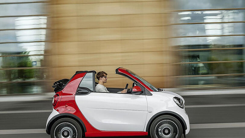Frischluft-Vergnügen auf 2,70 Länge: das Smart Cabrio kommt im frostigen Februar 2016 zu den Händlern. Frischluft-Vergnügen auf 2,70 Länge: das Smart Cabrio kommt im frostigen Februar 2016 zu den Händlern.