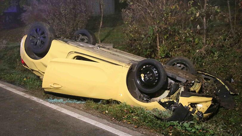 Ein 33-Jähriger ist mit seinem Opel bei Dorfen von der Fahrbahn abgekommen und hat sich überschlagen.