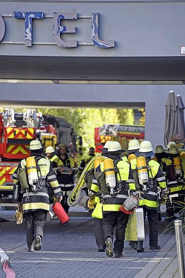 Wegen der starken Rauchentwicklung nach einem Saunabrand hat die Feuerwehr das Hotel evakuiert. Verletzt wurde niemand.