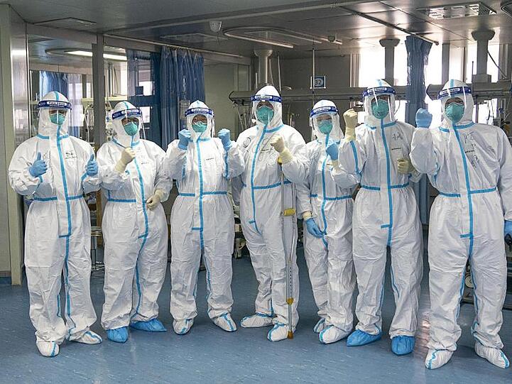 Medizinische Mitarbeiter des Krankenhauses "Zhongnan" in Wuhan: Binnen sechs Tagen hat China ein Krankenhaus zur Behandlung von Patienten bauen lassen, die mit dem neuen Virus infiziert sind.