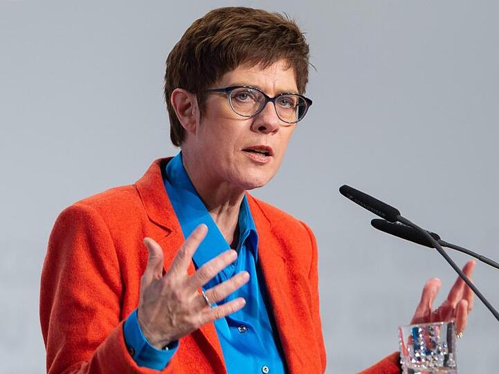 Annegret Kramp-Karrenbauer, CDU- Generalsekretärin, spricht bei der CDU-Regionalkonferenz.