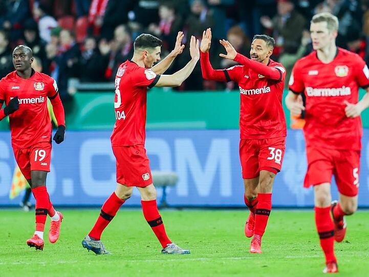 Leverkusens Karim Bellarabi (2.v.r.) freut sich mit Lucas Alario über sein Tor zum 1:1.