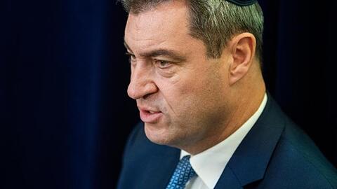 Markus Söder (CSU), Bayerns Ministerpräsident, trägt in der Synagoge der Israelitischen Kultusgemeinde Nürnberg eine Kippa. Foto: Lino Mirgeler/dpa
