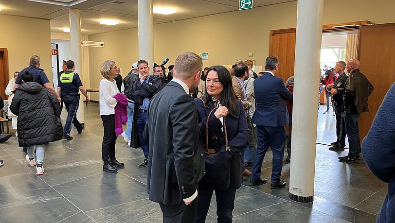 Regina Rick, die Wahlverteidigerin des Angeklagten, im Gespräch mit einem Kollegen. Regina Rick, die Wahlverteidigerin des Angeklagten, im Gespräch mit einem Kollegen.