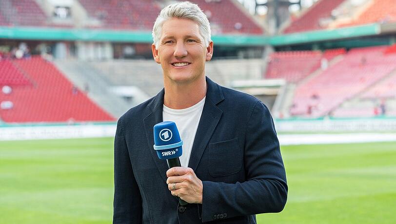 Bastian Schweinsteiger berichtet im Rahmen der Fußball-EM in Deutschland live aus den Stadien.