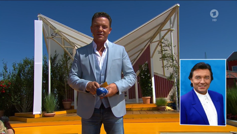 Trauer und emotionales Medley bei "Immer wieder sonntags": Stefan Mross widmete seinen Auftritt dem verstorbenen Sänger Karel Gott. Trauer und emotionales Medley bei "Immer wieder sonntags": Stefan Mross widmete seinen Auftritt dem verstorbenen Sänger Karel Gott.