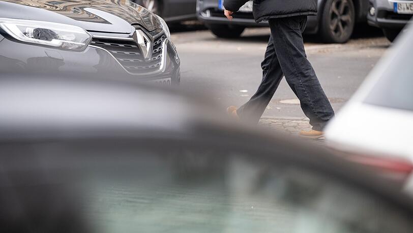 Besonders in Metropolen gingen die Menschen zuletzt häufiger zu Fuß und ließen das Auto öfter stehen. (Symbolbild)