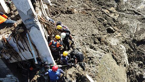 Die Zahl der Toten auf Sumatra steigt weiter - und viele Menschen werden noch vermisst.