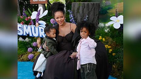 Rihanna mit ihren S&ouml;hnen Riot und RZA (r.).