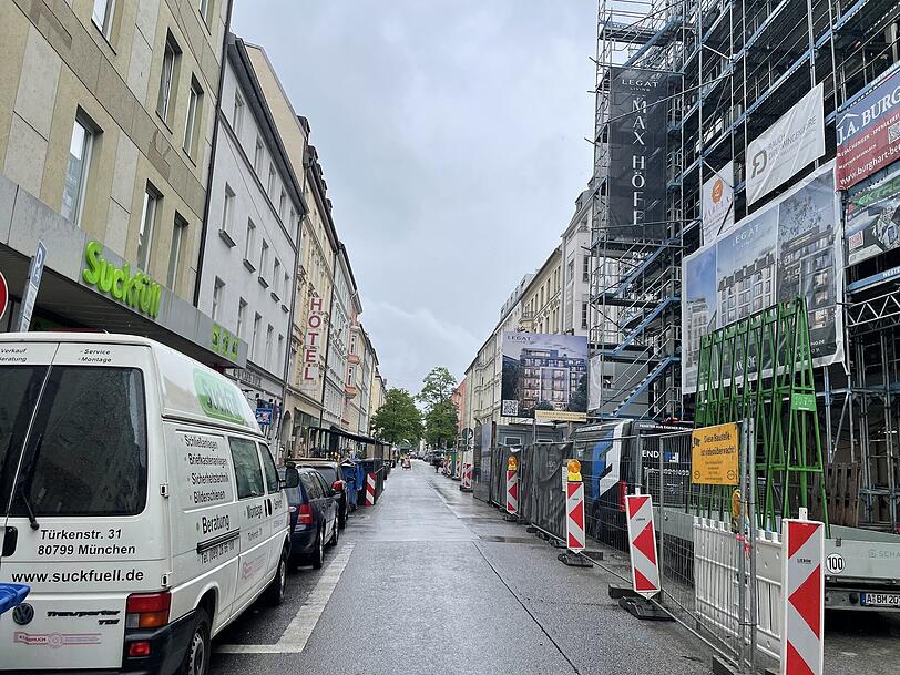 Geschäftsschädigende Baustelle: Links das Traditionsgeschäft und rechts die störende Großbaustelle für die Max Höfe, exklusive Wohnungen von Legat Living. Geschäftsschädigende Baustelle: Links das Traditionsgeschäft und rechts die störende Großbaustelle für die Max Höfe, exklusive Wohnungen von Legat Living.
