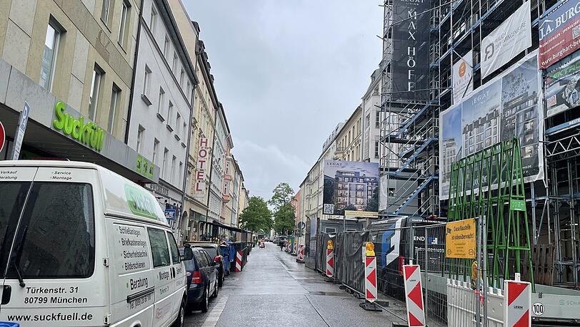 Geschäftsschädigende Baustelle: Links das Traditionsgeschäft und rechts die störende Großbaustelle für die Max Höfe, exklusive Wohnungen von Legat Living. Geschäftsschädigende Baustelle: Links das Traditionsgeschäft und rechts die störende Großbaustelle für die Max Höfe, exklusive Wohnungen von Legat Living.