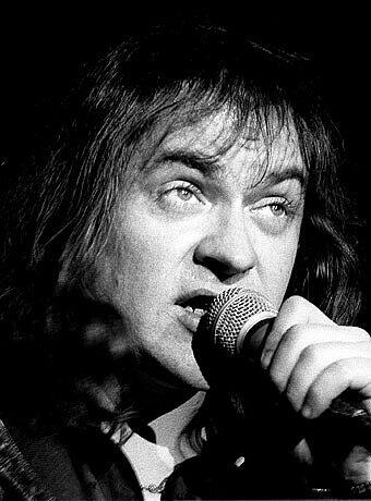 Neben der Stammbesetzung diente der Tatort einer illustren Riege von Gästen als Bühne. Erkennen Sie ihn wieder? Bereits 1974 und in der 45.Folge ("Kneipenbekanntschaft") tritt Panikrocker Udo Lindenberg mit Gesangs- und Textrolle auf...