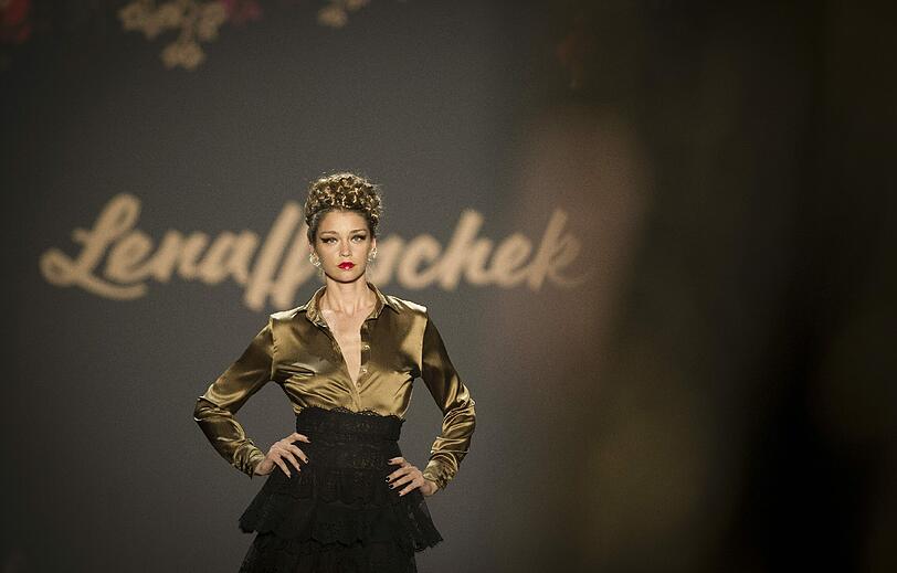 Eigenwillige Trends präsentiert das Label Lena Hoschek auf einer Modenschau im Zelt auf der Strasse des 17. Juni in Berlin zur Fashion Week.