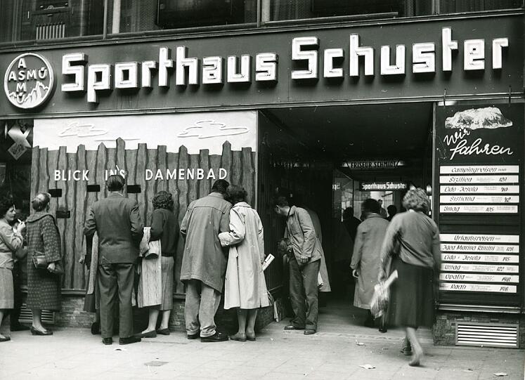 Ein Spiel mit der Neugier: Schon in frühen Zeiten nutzt das Unternehmen seine Schaufenster für freche Werbung, um die Münchner Sportler anzulocken.