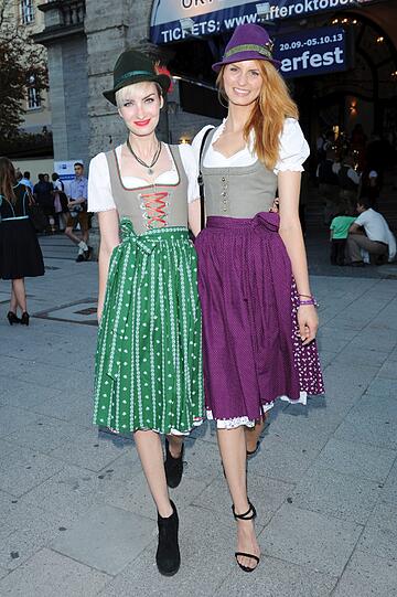 Nele Hegemannn und Anica Scheibe präsentieren sich gut gelaunt im Dirndl.