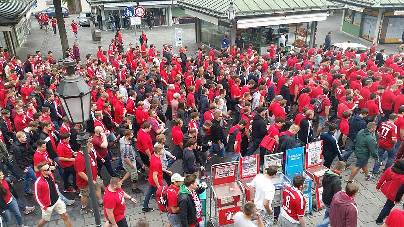Derby-Stimmung in München: Unter Beobachtung der Polizei versammelten sich die Bayernfans am Vormittag im Tal. Vor dem Grünwalder Stadion kamen die Löwenfans dazu. Rund Tausend Polizisten sind im Einsatz.