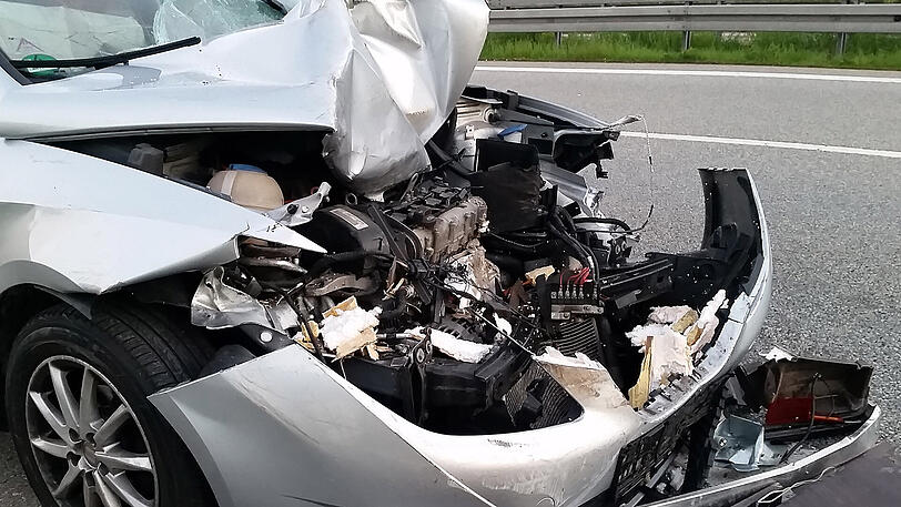 Der Wohnwagen ist komplett zerstört, das Zugfahrzeug landete in der Leitplanke. Ingesamt kamen drei Verletzte ins Krankenhaus. Die Bilder von der A7.