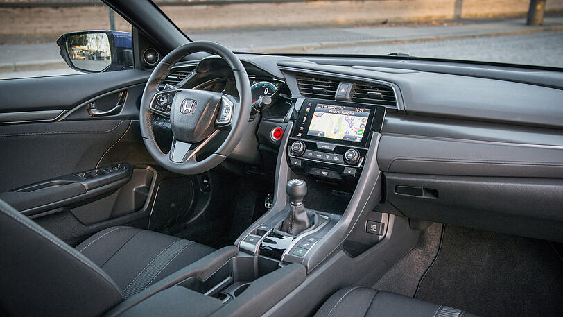 Modern, geradlinig und ein bisschen spacig: das Cockpit des Civic der zehnten Generation.