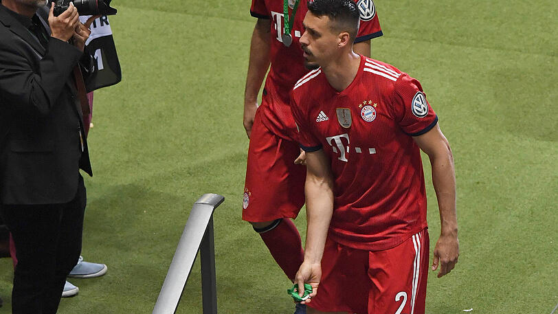 Sandro Wagner nach dem verlorenen Pokal-Finale: Hier hält er seine Medaille (noch?) in der Hand.