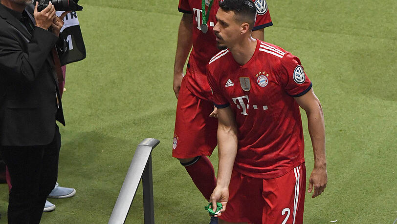Sandro Wagner nach dem verlorenen Pokal-Finale: Hier hält er seine Medaille (noch?) in der Hand. Sandro Wagner nach dem verlorenen Pokal-Finale: Hier hält er seine Medaille (noch?) in der Hand.