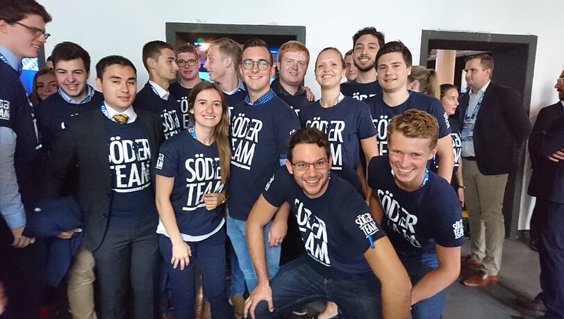 Die Junge Union gut gelaunt mit Söder-T-Shirts. Die Junge Union gut gelaunt mit Söder-T-Shirts.