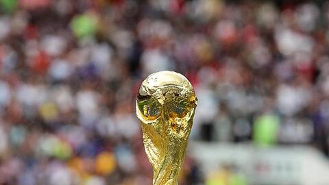 Der Weg zum Weltmeister-Pokal ist weit - am heutigen Montag beginnt er mit der WM-Quali-Auslosung.