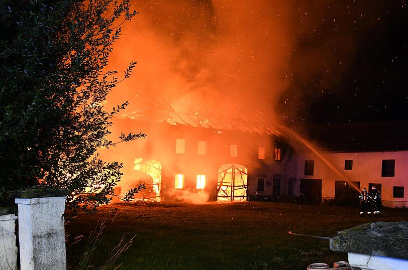 Das Feuer zerstörte die  Scheune eines Dreiseithofs in  Oberrammelsberg in der Gemeinde Wurmsham.