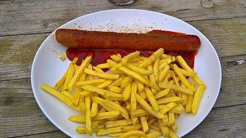 Die beliebte Currywurst mit Pommes.