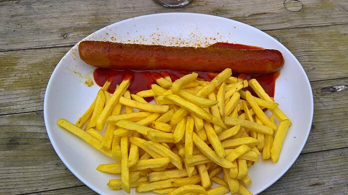 Die beliebte Currywurst mit Pommes.