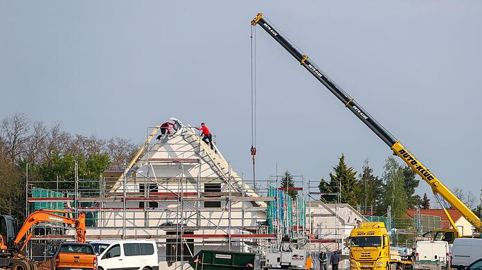 Für Neubauten soll es ab 2024 bestenfalls nur noch Heizungen mit einem großen Anteil erneuerbar Energien geben.
