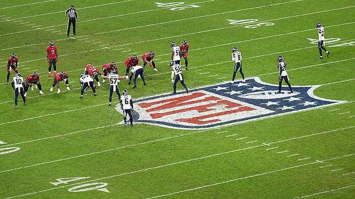 Nach dem NFL-Spiel in der Allianz Arena wird der Rasen ausgewechselt.