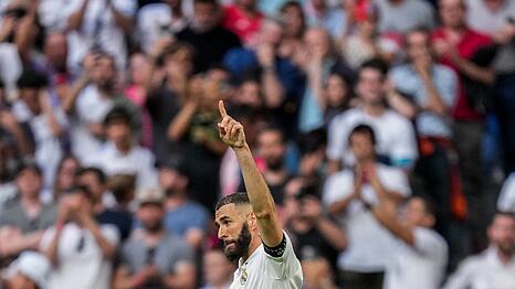 Real-Stürmer Karim Benzema jubelt nach seinem Tor zum 1:1 in seinem letzten Spiel für die Madrilen.