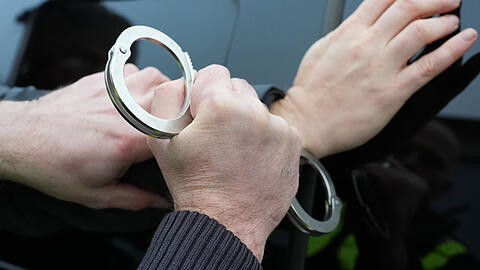 Zivilfahnder haben in Harlaching drei M&auml;nner festgenommen, die sich als Polizisten ausgaben. (Symbolbild)
